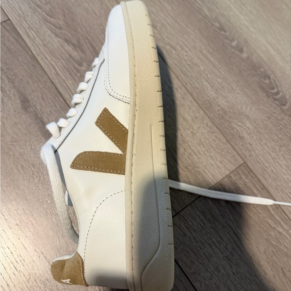 NWOT Veja V-12 Sneakers Extra White/Dune Size US 7/EU 38 - Picture 7 of 8